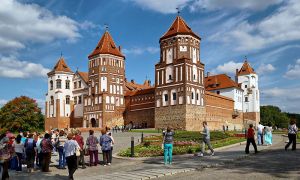 Нябачная канкурэнцыя: чаму Мір прайграе Нясвіжу