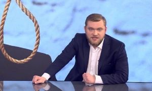 Дыскрэдытаваць пратэсты, запісаць нязгодных у “пятую калону”: як заслужыў медаль Азаронак-малодшы
