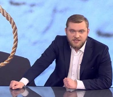 Дыскрэдытаваць пратэсты, запісаць нязгодных у “пятую калону”: як заслужыў медаль Азаронак-малодшы